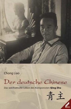 'Qing Zhu' ist der Künstlername, unter dem der Künstler, Musikwissenschaftler und Dichter Shang Guo Liao in China bekannt wurde. Nach einem Jurastudium in Berlin - und einer Heirat in Deutschland, von der der Vater nichts wissen darf - geht Shang Guo 1922 zurück in die Heimat. Sein Vater zwingt ihn in eine Konventionsehe. Inmitten fast überwältigender privater und politischer Turbulenzen entwickelt Shang Guo unter dem Künstlernamen 'Qing Zhu' seine Arbeit als Komponist und Musikwissenschaftler. Als er stirbt, scheint sein Werk vergessen. Die Autorin Chong Liao ist die Enkelin von Qing Zhu.