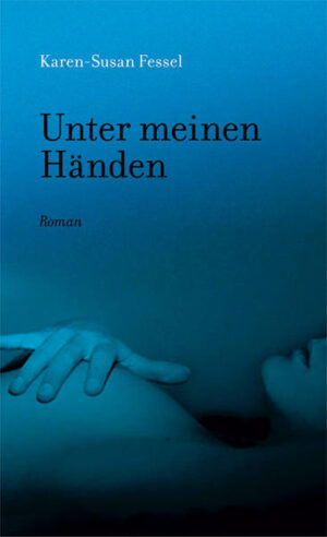 Kurztext: Prickelnd und verführerisch. Ein literarischer, erotischer Genuss! Langtext: Gunn ist rastlos. Lange Jahre hat sie in ihrem Beruf als Hebamme gearbeitet, sich mit ihrer besten Freundin Greta ins Berliner Nachtleben gestürzt, reihenweise Frauen erobert - jetzt aber genügt ihr das alles nicht mehr. Sie braucht eine Auszeit. So beschließt die charismatische Butch, allen und allem für eine Weile den Rücken zu kehren. Nach und nach und gegen so manche Widerstände streift sie die von ihr erwarteten und von ihr selbst kultivierten Rollen ab: die der zuverlässigen Geburtshelferin, der kumpelhaften Trinkkumpanin, der unwiderstehlichen Verführerin. Doch je näher der Abschied rückt, desto mehr zweifelt Gunn. Und gerade, als alles so richtig aus den Fugen gerät, macht Gunn eine verstörend-aufregende Bekanntschaft. Was nun? Gunn muss sich entscheiden … Nach ihren Kultromanen Bilder von ihr und Bis ich sie finde und dem Erotik-Klassiker Heuchelmund liefert Karen-Susan Fessel wieder eine neue Überraschung in Sachen intelligent-anregende Unterhaltung ab: Unter meinen Händen - ein rasanter Roman voller Licht und Schatten … und vor allem spritziger Erotik!