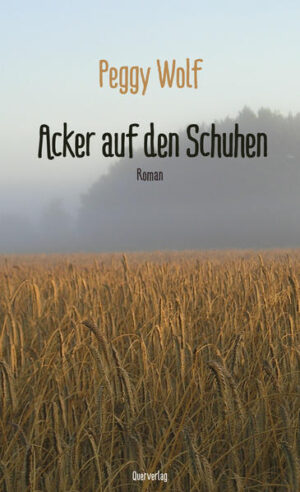 Als das ganze Dorf zusammenkommt, um der Beerdigung der ältesten Tochter der Familie Schütter beizuwohnen, spricht keiner über die Vermutungen, die Gerüchte, die Mutmaßungen, wie Susann ums Leben gekommen ist. Weder die mittlere Schwester Betty noch die jüngste Anne, erst recht nicht die Eltern, die stets darum bemüht sind, den Erwartungen dieser streng katholischen Gegend nachzukommen und um jeden Preis alles unter den Teppich zu kehren, was sie in irgendeiner Weise von der Normalität dieser ländlichen Gemeinde abweichen lassen könnte. So war es immer, so ist es auch heute, so wird es immer sein. In Acker auf den Schuhen erzählt die Hamburger Autorin Peggy Wolf eine kraftvolle und beengende Geschichte von der Macht gesellschaftlicher Zwänge und kirchlicher Moralvorstellungen.