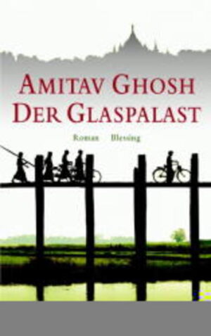 Ein scheinbarer Friede liegt über dem Land Birma, über dem prächtigen Königsschloss mit seinen funkelnden Fenstern und Türmen, als der junge Rajkumar auf einem Schiff in Mandalay eintrifft. Er hat Glück, denn er findet nicht nur rasch Arbeit und Unterschlupf bei der klugen Ma Cho, der Inhaberin einer Imbissbude, sondern lernt auch in ihrem Liebhaber, dem Chinesen Saya John, einen Mann kennen, der ihn sein ganzes Leben lang fördern und als Freund begleiten wird. Doch eines Tages ist es mit der Beschaulichkeit in der kleinen Stadt vorbei: Um sich ihren Anteil am einträglichen Teakholzgeschäft zu sichern und eine wichtige Bastion im südostasiatischen Raum zu schaffen, erobern die Engländer das Königreich Birma und marschieren in Mandalay ein.Während sich die herrschsüchtige Königin Supayalat, die ihren Mann Thebaw mit List und Gewalt auf den Thron gebracht hat, im Palast auf den schmählichen Weg ins Exil vorbereitet, wird Rajkumar mit einem Strom von Plünderern in den mächtigen Glaspalast gespült, dessen glitzernde Fassaden er bislang nur voller Ehrfurcht aus der Ferne bewundert hat. Wie im Traum wandert er durch die mit Kostbarkeiten gefüllten Räume, nimmt eine Schatulle mit Edelsteinen an sich, um sie vor den marodierenden Eindringlingen zu retten, und reicht sie dem erstbesten Menschen aus dem Gefolge der Königin, der ihm begegnet: einem jungen, erschrockenen Mädchen. Dieses Mädchen, eine Waise namens Dolly, die als Kindermädchen die beiden kleinen Prinzessinnen in ihrer Obhut hatte, dünkt ihn das schönste Wesen, das ihm jemals begegnet ist, und als er aus dem Palast flieht, hat er nur einen Gedanken im Kopf: sie wiederzusehen. Die Gelegenheit bietet sich bald, als die königliche Familie, vorbei an ihren vor Entsetzen stummen Untertanen, durch die Straßen der Stadt zum Fluss gehen muss, wo ein Schiff mit unbekanntem Ziel auf sie wartet. Rajkumar steckt dem Mädchen ein paar Süßigkeiten zu. Obwohl es unwahrscheinlich ist, dass sich ihre Wege noch einmal kreuzen werden, weiß er im selben Moment, dass er dieses Zauberwesen nie vergessen wird.Saya John, dessen einziger Sohn Matthew in Singapur auf eine Missionsschule geht und selten von sich hören lässt, nimmt sich Rajkumars an und bringt ihn nach Rangun, wo er im Teakholzgeschäft tätig ist. Rajkumar erlernt das gefährliche Handwerk des Elefantentreibers und lebt viele Monate mit seinem Ziehvater im Dschungel, wo die kostbaren Stämme gefällt und auf Lagerplätzen gesammelt werden, bevor sie ihre lange Reise auf den Flüssen antreten.Dolly ist inzwischen mit der Königsfamilie in ihrem Exil in Ratnagiri, südlich von Bombay, eingetroffen. Die Lage ist niederschmetternd. König Thebaw verfällt zusehends der Schwermut und verbringt seine Tage in einem Ausguck seines Palastes, wo er stundenlang mit einem Fernrohr die ein- und auslaufenden Schiffe beobachtet und den Gedanken an sein verloren gegangenes Reich nachhängt. Dass ausgerechnet ein Inder als Verwalter und Aufseher der Exilierten eingesetzt wurde, bedeutet eine weitere Demütigung für ihn, doch die junge Dolly findet in dessen Frau, der willensstarken und charismatischen Uma, eine Gefährtin, der sie ihr Leben lang verbunden sein wird. Und nicht nur das: Durch Vermittlung von Umas Onkel trifft Rajkumar auf Geschäftsreise in Ratnagiri ein, und aus Anlass eines Abendessens in der Residenz des Verwalters, zu dem auch Dolly eingeladen ist, kommt es zu dem Wiedersehen, von dem Rajkumar in einsamen Nächten im Dschungel geträumt hat. Nach einigem Zögern geht Dolly auf das Werben des aufstrebenden jungen Teakholzhändlers ein, an den sie sich von jener ersten Begegnung her gar nicht mehr erinnern konnte, und folgt ihm nach Rangun.Mit der großen Liebesgeschichte zwischen Dolly und Rajkumar, die in zwei Söhnen, Neel und Dinu, Erfüllung findet, aber auch zahlreiche Schicksalsschläge und Prüfungen bestehen muss (Dinus schwere Erkrankung an Kinderlähmung und seine glückliche Genesung