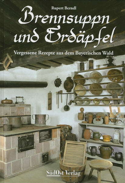 „Brennsuppn und Erdäpfel“ will mehr sein, als ein gewöhnliches Kochbuch. Natürlich soll es in erster Linie alte, in Vergessenheit geratene Rezepte aus dem Bayerischen Wald des 19. Jahrhunderts präsentieren und zum experimentellen Nachkochen anregen. Reich bebildert möchte es aber durch den Blick in die Küche und die Kochtöpfe dieses Landstriches, zugleich auch einen gleichermaßen spannenden, wie amüsanten Einblick in das Leben der Menschen zwischen etwa 1830 und 1880 gewähren. Basis für diese Betrachtungen bilden zwei ganz unterschiedliche, handgeschriebene Kochbücher aus Waldkirchen. Eines stammt aus der Feder einer einfachen Bäuerin und gibt Auskunft über die Essgewohnheiten der ländlichen Bevölkerung, während das zweite von Köchinnen fortgeschrieben wurde, die in bürgerlichen Haushalten am Herd standen. Aus den verschiedenen, aufschlußreichen Eintragungen lassen sich vielfältige, kulturgeschichtlich interessante Erkenntnisse gewinnen über die Arbeit in der Küche, das soziale Umfeld der Köchinnen, über den Einsatz von Gerätschaften und allerlei Gewürzen. Dem Autor gelingt es, mit dem Buch unter anderem zu zeigen, daß der Bayerische Wald keineswegs als kulinarisches Ödland gelten darf.