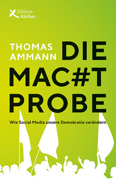 Vom Klimawandel über Wahlmanipulationen und Covid- 19 bis zum Krieg in Syrien: Über soziale Medien verbreiten sich Theorien und Meinungen schneller und erreichen mehr Menschen als je zuvor. Damit sind sie, stellt der Journalist Thomas Ammann fest, ein unkontrollierter Machtfaktor, der längst allgegenwärtig und sogar Teil der Politik geworden ist. Ammann hat den Aufstieg der sozialen Medien von Anfang an begleitet und zieht Bilanz: Sie bieten auf der einen Seite große Chancen für die Demokratie. Die effektive Nachbarschaftshilfe während der Pandemie oder der immense Erfolg von #fridaysforfuture und #blacklivesmatter basieren auf der Reichweite von Social Media. Auf der anderen Seite unterminieren sie aber zugleich die demokratischen Grundlagen: durch die Verbreitung von Fake News und Verschwörungstheorien, vor allem aber auch, weil die global agierenden Betreiber sich nur an ihre eigenen Regeln halten. Was dem Einzelnen Freiheit verspricht, begünstigt eine manipulative Gegenöffentlichkeit, die Falschmeldungen und Hass verbreitet. Ammann hat zahllose Beispiele und Fakten zusammengetragen, die deutlich machen: Der Kampf um unser politisches System hat bereits begonnen – aber die Machtprobe ist noch lange nicht entschieden. Ursprünglich erschienen in der Edition Körber.