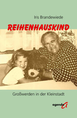 In der Reihenhaus-Neubausiedlung findet sich direkt vor der Haustür ein altersgemischtes Rudel aus Jungen und Mädchen. Sicherheitsvorschriften gibt es so gut wie keine. Die Kinder fahren alte Hollandräder ohne Helme, spielen auf Baustellen in Betonrohren und rollen steile Sandhügel hinunter. Verfolgungsjagden auf schlammigen Schweineweiden und geheime Baumhäuser erweitern den Horizont. Tapetenwechsel gibt es mehrmals täglich bei Besuchen in den gleich geschnittenen Nachbarhäusern. Und für den Notfall steht in beinahe jedem Haushalt eine versorgende Mutter bereit. Das perfekte Rezept für ein Leben ohne Langeweile. In kleinen Geschichten, die sich wie Mosaiksteinchen zu einem Bild zusammenfügen, wird das aufgeweckte Reihenhauskind zum Schulkind mit Abenteuerspielplatz vor der Tür und zur Jugendlichen mit eigenen Fragen an das Leben.