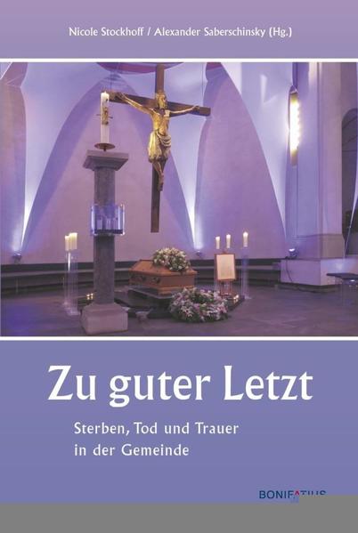 Nichts im Leben ist so sicher wie der Tod-und dennoch so wenig selbstverständlich. Bleibend aktuell sind in der Gemeinde Fragen, wie wir Sterbende seelsorglich begleiten, wie wir Tote angemessen begraben und wie wir Trauernde gut trösten. In all diesen Phasen ist der Tod eine Herausforderung für die Pastoral. Auf sie reagiert die vorliegende Publikation, indem sie konkrete Anregungen gibt: Was ist bei der Gestaltung der liturgischen Feiern im Kontext der Bestattung zu beachten? Wie geht man mit der zunehmenden Zahl der Urnenbeisetzung um? Welche Friedhofskultur wäre erstrebenswert? Das Buch beschließen praktische Anregungen: Aufgaben der Gemeinde im Todesfall, Bestattung als Thema für die Seelsorger und die Gläubigen aufgreifen, Checkliste für den Trauerfall.