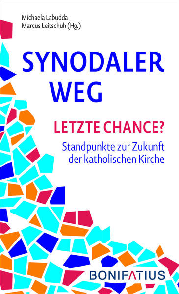 Der Synodale Weg der katholischen Kirche in Deutschland dient seit dem 1. Advent 2019 der Suche nach Schritten der Erneuerung und der Rückgewinnung von Vertrauen nach den Missbrauchsfällen. Mitglieder der Vollversammlung des Synodalen Weges und von „vor der Tür“ ermöglichen Einblicke. Es sind persönliche Fenster und Luken in den Maschinenraum dieses Reformprozesses. Vielfältige, auch junge Stimmen kommen zu Wort. Der Erscheinungstermin zur „Halbzeit“ ist bewusst gewählt. Den Herausgebern ist wichtig, den Weg vor etwaigen Beschlüssen transparenter zu werden zu lassen. Ihre Beobachtung: Es stehen sich in der Kirche und beim Synodalen Weg nicht zwei Blöcke gegenüber. Es gibt freilich medial aufgebauschte Scheinriesen. Deshalb stärkt diese Veröffentlichung den ehrlichen Dialog und bietet Basiswissen zum Mitreden. Anregende Gebete und stimmungsvolle Fotos runden das Buch ab. Mit Beiträgen von Reinhard Kardinal Marx, Mara Klein, Christiane Bundschuh-Schramm, Thomas Söding, Matthias Sellmann, Stadtdechant Wolfgang Picken, Julia Knop, Sabine Demel, Bischof Felix Genn, Franziska Kleiner, Bettina-Sophia Karwath, Bischof Gregor Maria Hanke, Sr. Katharina Kluthmann, Sr. Philippa Rath, Agnes Wuckelt, Martina Kreidler-Kos, Erzbischof Hans-Josef Becker, Joachim Frank, Christian Weisner, Lisa Kötter u.a.