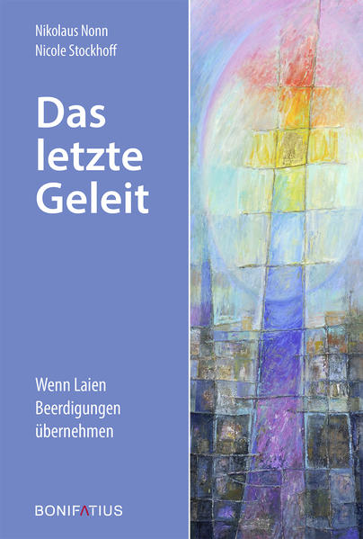 Die Feier des Begräbnisses gehört zu den besonderen seelsorgerlichen Aufgaben der Kirche. Die Gemeinde als Ganze ist aufgerufen, sich um Kranke und Sterbende zu sorgen, an der liturgischen Feier des Begräbnisses teilzunehmen und die Trauernden zu begleiten. Um diesem kirchlichen Auftrag treu zu bleiben, auch in Zukunft Trauernde zu begleiten und unsere Verstorbenen mit Gebet und Segen zur letzten Ruhestätte zu geleiten, sind in vielen Bistümern in den letzten Jahren Ehrenamtliche qualifiziert worden, die diese Aufgabe nun übernehmen. Es sind Männer und Frauen aus der Pfarrgemeinde, die in unterschiedlichen beruflichen und sozialen Kontexten stehen, ein Pfund an Lebenserfahrungen mitbringen und nicht selten mit dem Thema Tod und Trauer in den verschiedensten Konstellationen konfrontiert waren. „Das letzte Geleit“ will in den Dienst einführen und Hintergründe beleuchten.