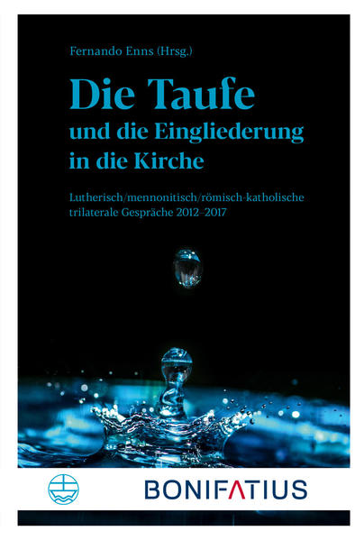 Das Verständnis und die Praxis der Taufe werden zwischen Kirchen der täuferischen Tradition und jenen, die Kinder taufen, als kirchentrennend bewertet. Dieser trilaterale Dialog zwischen den lutherischen, mennonitischen und römisch-katholischen Kirchen auf internationaler Ebene ergab sich aus früheren Schritten der Heilung von Erinnerungen hin zur Versöhnung. In drei Abschnitten vertieft der Bericht die Taufe (1) in Bezug auf Sünde und Gnade, (2) als Vermittlung von Glauben, (3) in Bezug auf die Nachfolge Jesu. Das Format eines trilateralen Dialogs zeigt hierbei eine einzigartige Dynamik, da Differenzen stets in der Gegenwart eines Dritten verhandelt werden. Praktische Empfehlungen für zukünftige Schritte werden gemeinsam formuliert. Die Publikation in deutscher Übersetzung wird ergänzt durch individuelle Lernerfahrungen delegierter Dialogteilnehmer und -teilnehmerinnen. Mit Beiträgen von Fernando Enns, William Henn, Friederike Nüssel, Mennonitische Weltkonferenz, Lutherischer Weltbund, Cesar Garcia und Martin Junge.