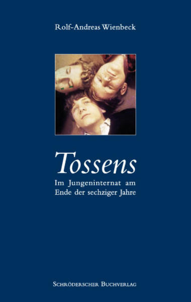 Tossens? Nie gehört! Gibt’s das Kaff überhaupt? Und was soll ausgerechnet das mit dem Ende der Sechziger Jahre zu tun haben? Ist dazu nicht eh schon alles gesagt? Zu Popkultur und Rebellion, Paris, Berlin und San Francisco? Zu den Wasserwerfern der Erinnerung, zu Schah, Vietnam und auch zu Prag? Na klar. Die fettgewordenen Helden des großstädtischen Pflasterstrandes schwadronieren eitel durch die Talkshows, und ihre Biografien stapeln sich in den Buchläden. Wer wissen will, wie es zuging auf der Anti-Springer-Demo oder auf dem Vietnam-Kongress, der kommt da auf seine Kosten. Aber wie war das damals eigentlich im Abseits? Am Rande der bewohnten Welt, in der Provinz, in Kaffistan? Ja, sagen/fragen wir's doch so: Wie war das denn in Tossens? Den Durst nach Freiheit, hat man den auch hier empfunden? Und wie haben sie den gestillt, die Jungen und Mädchen der Zinzendorfschule und deren Internate, im Niemandsland zwischen Jade und Weser? Rolf Wienbeck hat es aufgeschrieben, mit Liebe zum Detail, in living colour, authentisch, als geschichtenerzählender Geschichtsschreiber. Tossens mag damals ein Kaff gewesen sein, aber Woodstock war schließlich auch nicht mehr als eine Wiese! (Michael Augustin, Radio Bremen)