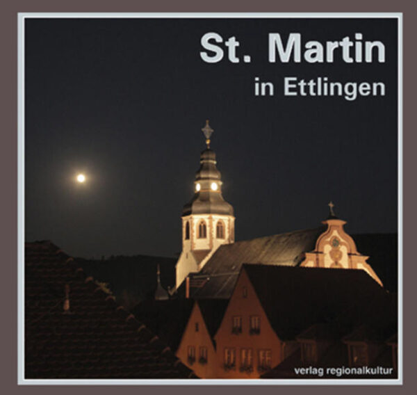 Die Martinskirche in Ettlingen steht im Mittelpunkt der Stadt und deren Entwicklung. Schon das äußere Erscheinungsbild gibt die lange Baugeschichte der Kirche zu erkennen. Bauteile aus den großen abendländischen Kulturepochen gliedern das Gotteshaus. So verrät der Unterbau des mächtigen Vierungsturms seine romanische Abkunft, künden der Chor, der südliche Sakristeianbau mit dem Kapitelsaal im Obergeschoss sowie der achteckige Glockenstuhl von der lichten Bauweise der Hochgotik und demonstrieren Langhaus mit prächtiger Westfassade und der mehrfach geschweifte Turmhelm samt beidseits angesetzten Treppen-türmen barocke Größe. Allein der Innenraum ist lange Zeit unvollendet geblieben. Er wies bis vor 30 Jahren eine große Leerstelle auf, die sicher künstlerisch so nicht vorgesehen war-die große Decke. Überlegungen bei der Renovation in den Jahren 1980 bis 1988 legten den Gedanken nahe, diese Decke durch ein Gemälde zu bereichern und dadurch den Raum zu vollenden. Dies erschien zunächst als großes Wagnis, zumal alle Beteiligten überzeugt gewesen waren, dass wir als Menschen unserer Tage eine Barockmalerei nicht imitieren können und dürfen. Wenn Malerei, dann ein Kunstwerk unserer Tage, das auch unserem Empfinden entspricht. Kunst muss auch ehrlich sein. Mit diesen Überlegungen käme in die Martinskirche ein vierter Stil, der Stil unserer Tage. Heute wissen wir, dass das große Deckengemälde die Martinskirche wirklich vollendet hat. Dieser Band behandelt deshalb nicht allein die Baugeschichte der St.-Martin-Kirche, sondern widmet ihrer finalen malerischen Ausgestaltung darüber hinaus ein eigenes gewichtiges und umfangreiches Kapitel.