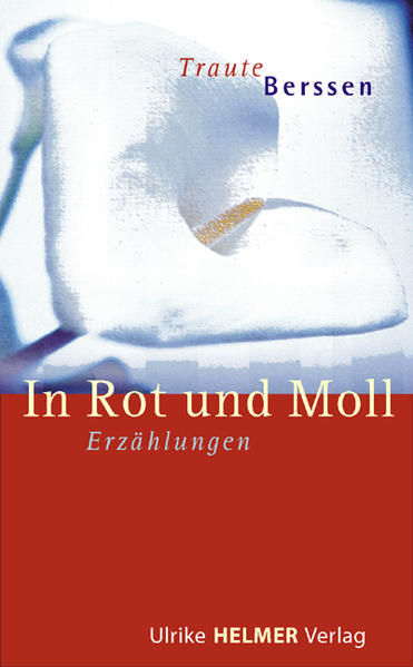 Am Ende wird fast immer alles wenigstens ein bisschen gut … Leidenschaft und Melancholie, ein Hauch Casanova und Augenzwinkern schwingen hier im gleichen Rhythmus. Traute Berssens Kurzgeschichten ziehen nicht nur lesbische Leserinnen in ihren Bann. Frauen beginnen wieder neu zu lieben - und begegnen der Lebensgeschichte einer anderen. Der mag das letzte Kapitel noch auf der Stirn geschrieben stehen. Wie bei der Königin vom Fischmarkt, bei der alten Pretty Bell oder der jungen Frau, die ihre Geliebte an einen Mann verliert. Traute Berssen gelingt ein litrarisches Kaleidoskop aus den Schicksalen lesbischer Frauen unterschiedlicher Generationen, Lebens- und Liebesweisen. In den teils erotischen, teils tragikomischen, bisweilen bissig-skurrilen Erzählungen geht es um Lügen und Ausgrenzung, um die (Un)Möglichkeit von Beziehungen - und um die Suche nach dem wahren Glück natürlich. Um den Tag, an dem keine nach Irland fährt. Um weiße Schuhe mit Honig. Und, ganz klar, um die Sache mit der Sehnsucht … Mit scharfem Blick fürs Detail, hintergründigem Humor und außergewöhnlich atmosphärischer Dichte zieht Traute Berssen uns in den Bann ihrer sensiblen, oft auch grotesken Szenerien, die in ausdrucksstarker, poetischer Sprache Momentaufnahmen lesbischen Lebens und Liebens spiegeln. Bilder, in denen viel Schatten liegt. Aber auch viel Licht. Traute Berssen, geb. 1953, kehrte nach mehr als zwölf-jährigem Aufenthalt in Südfrankreich als freie Autorin nach Deutschland zurück. Bereits während der achtziger Jahre begann sie Lyrik, Reiseberichte und Statements in deutschen und österreichischen Literaturzeitschriften und Anthologien zu publizieren. Zurzeit verfasst sie neben einer längeren Erzählung Kurzgeschichten und surrealistische Sekundennovellen. ---- Leseprobe: Ich war ruhig und gelassen, verbrachte den Morgen mit allerhand kleinen Erledigungen und telefonierte gerade, als es an der Tür klingelte. Mit dem Hörer in der Hand öffnete ich und ließ sie ein in mein Paradies. Mein Herz, so ganz leise. Wir begrüßten uns kurz, sehr kurz. Sie ging gleich ins Wohnzimmer und ich tat weiter, als ob ich telefonierte. Am Wohnzimmertisch saß ich ihr gegenüber und telefonierte und telefonierte und sah, dass sie nun ihr Haar kürzer trug. Sie sah viel jünger aus, aber ihre Augen waren sehr müde. Ihr weinblattrotes Haar. Wie oft hatte ich es berührt, gestreichelt, eingeatmet. Ich sah ihre Hände, ich sah in ihr Gesicht. In den Abgrund ihrer Augen, in den ich mit zärtlicher Begeisterung gefallen war. Immer und immer wieder. Aber sie wich meinem Blick aus und sah schnell aus dem Fenster. Ich sah die goldene, feine Kette an ihrem Handgelenk, die ich ihr geschenkt hatte, und ihre neue Sonnenbrille, die vor ihr auf dem Tisch lag. In grün und ralleymäßig rasant. Passend zu ihrem neuen Auto, dass sie sich zwei Wochen nach unserer Trennung gekauft hatte. In dunkelgrün. Vom Fenster aus sah ich es zum ersten Mal. In dieser zweiten Woche nach der Trennung, da hatte ich ohne jeden Grund begonnen, mit grüner Tinte zu schreiben. Mit dunkelgrüner Tinte. Ich sagte es ihr nicht. Ja, sie war es immer noch. Meine Circe. Meine Zauberin. Meine Verführerin. Ohne sie aus den Augen zu lassen, verabschiedete ich mich mit ein paar sinnlosen Sätzen von Lady Niemand am anderen Ende der Leitung. Ich trank meinen Kaffee, und sie nestelte im Jasmin vor sich auf dem Tisch. Spielte mit den weißen Blüten. Mit den Fingern zerrieb sie die, die herabgefallen waren. Sie sah sich in der Wohnung um und möglichst immer an mir vorbei. Bat mich um einen Kaffee, den ich ihr brachte. Hantierte ungeschickt mit ihrer Brille. Wir schwiegen. Qualvolle Minuten. Oder redeten über belanglose Dinge. Meine Falten seien mehr geworden, meine Augen seien müde, wie konnte sie das sagen und an mir vorbei schauen? Im Gegensatz zu ihr scheute ich mich nicht, sie wirklich anzusehen. Ihre Haut schimmerte, Schweiß auf der Stirn. Sie wischte ihn schnell fort. Den zweiten Kaffee holte sie sich selbst aus der Küche, so wie damals. Da stand sie dann wieder. All die gleichen Bewegungen, dieser kräftige Ruck an der Schublade, aus der sie einen neuen Löffel holte, so wie damals. Sie stand vor dem Herd, auf der gleichen Fliese, so wie damals. Das rechte Knie geknickt. Lächelte ganz genauso wie damals. So, wie immer. Mein Herz begann zu weinen.