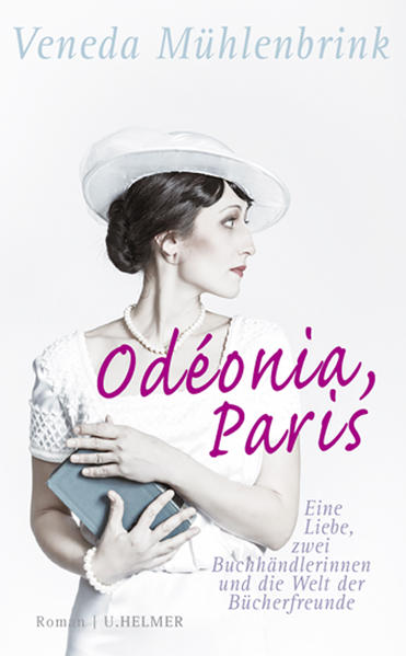 Paris, 1917. Im Herzen der Stadt begegnen sich zwei Buchhändlerinnen: Sylvia Beach und Adrienne Monnier. Fast 40 Jahre lang wird das Paar in der Rue l`Odéon seine Buchläden betreiben, Sylvia Shakespeare & Company, Adrienne schräg gegenüber das La Maison des Amis des Livres. Ihr Straßenzug, von Adrienne Monnier »Odéonia« getauft, wird zum Treffpunkt einer regen Literaturszene, in der neben amerikanerischen Autorinnen und Intellektuellen wie Djuna Barnes, Gertrude Stein oder Nathalie Barney auch angehende Schriftsteller verkehren wie etwa Ernest Hemingway und Thornton Wilder. An der Rive gauche entsteht eine Gemeinschaft aus Menschen, die als »Lost Generation« schreibend die Alte Welt verändert, von den Goldenen Zwanzigern über die Weltwirtschaftskrise, dem Zweiten Weltkrieg bis hin zur Nachkriegszeit. Sylvia Beach verlegt schließlich James Joyce's »Ulysses« - ihre mutige Tat wird zum grandiosen Erfolg, aber auch zur größten Belastungsprobe für die Beziehung der beiden Frauen. Veneda Mühlenbrink erzählt erstmals in einem Roman die facettenreiche Geschichte dieses Paares anhand der historischen Fakten.