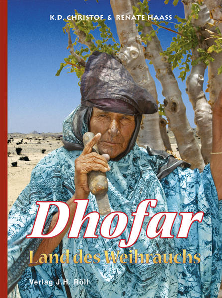 Das vorliegende Buch ist das erste deutschsprachige Werk, das den Dhofar - die südlichste Provinz des Sultanates von Oman - ausführlich vorstellt. Durchgehend farbig bebildert führt es den Betrachter durch diese landschaftlich aufregende Region, die schon zu frühesten Zeiten wegen des Weihrauchhandels berühmt war. Denn der Dhofar ist die natürliche Heimat des echten Weihrauchbaumes, der in der harschen Umgebung des dhofarischen Gebirges sein qualitätvollstes Harz produziert. Von hier stammte die wert- volle Fracht, mit der die Karawanen der Weihrauchstraße bestückt wurden, die sich von Südarabien aus auf ihren Weg nach Norden machten. Mit dem Niedergang der südarabischen Handelszentren und der nachlassenden Nachfrage nach dem einst in allen Hochkulturen so heiß begehrten Weihrauchharz geriet auch der Dhofar aus dem Fokus der Aufmerksamkeit. Doch hat diese Region auch dem Besucher von heute einiges zu bieten: Weite menschenleere Strände mit wiegenden Kokospalmen, dramatische Wasserfälle und friedliche grüne Wadis, imposante Gebirgsketten und eine bizarre Steppenlandschaft, die hin zu den hohen Sanddünen der imposanten Wüste Rub’ Al Khali führt. Die reiche Geschichte des Dhofars wird in vielen historischen Ausgrabungsstätten wieder lebendig und seine einzigartige Flora und Fauna begeistert alle Naturliebhaber. Und nicht zuletzt sind es die dort lebenden Menschen, auf die Buch und Film ein Augenmerk richten, um mit ihnen zusammen in den Dhofar einzuladen: Marhabban bikum fi Dhofar! Willkommen im Dhofar!