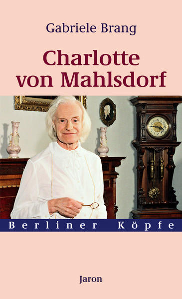 Charlotte von Mahlsdorf, mit bürgerlichem Namen Lothar Berfelde (1928-2002), ist das wohl bekannteste Berliner Original des ausgehenden 20. Jahrhunderts. Der bisexuelle Transvestit und Flagellant, der sein Leben dem Erhalt von Alltagskunst widmete, genießt inzwischen weltweit Kultstatus. Das Mahlsdorfer Gründerzeitmuseum, in jahrzehntelanger Arbeit mit ungewöhnlicher Liebe zum Detail aufgebaut, zeugt von einer einzigartigen Sammlerwut. Allein die Errettung der "Mulackritze", jener legendären Alt-Berliner Kneipe, brachte "Lottchen" höchste Meriten ein. Die Schriftstellerin Gabriele Brang widmet dieser ungewöhnlichen Persönlichkeit eine ungewöhnliche Biographie. Sie lässt Menschen erzählen, die über Jahre Umgang mit Charlotte von Mahlsdorf pflegten. So entsteht ein vielschichtiges, in vielem überraschendes, durch Fotos ergänztes Porträt einer Person, die ein besonderes Stück Berliner Kultur repräsentiert.