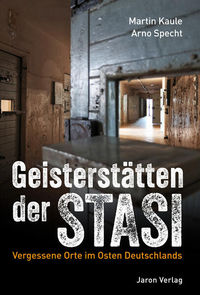 Die Stasi war überall! Von der Ostsee bis ins Erzgebirge unterhielt die Geheimpolizei der DDR die unterschiedlichsten Liegenschaften. Heute sind die Ferienheime verlassen, die einstigen Ausbildungsobjekte zu Ruinen verfallen und die geheimen Bunkeranlagen in Vergessenheit geraten. Vierzehn dieser düsteren Orte stellen Martin Kaule und Arno Specht hier vor – darunter die Agentenschule, die sich im Bunker unter einer Fabrikhalle mitten in den Gosener Wäldern versteckt, das stillgelegte Kernkraftwerk in Lubmin und das Hotel- und Wellnessobjekt Templin. Mit spannenden Texten und eindrucksvollen Fotografien!