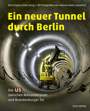 Berlin feiert 2020 die Fertigstellung eines seiner spektakulärsten Bauprojekte: die Verlängerung der U-Bahn-Linie 5 zwischen Alexanderplatz und Brandenburger Tor, mitten durch das Herz der Hauptstadt. Bereits vor 90 Jahren plante Ernst Reuter, damaliger Stadtrat für Verkehr, die vom Alexanderplatz in Richtung Osten führende U-Bahn-Linie E nach Westen zu erweitern. Doch verhinderten die Weltwirtschaftskrise, die NS-Zeit und die deutsche Teilung die Realisierung dieses Vorhabens. Erst 1994 griff man die Pläne auf: Die nun U5 genannte Linie sollte bis zum damals im Bau befindlichen Hauptbahnhof verlängert werden. Zunächst entstand aber nur eine „Stummellinie“ zwischen Hauptbahnhof und Brandenburger Tor, die U55. Ab 2010 wurde dann die Schließung der Streckenlücke zwischen Alexanderplatz und Brandenburger Tor in Angriff genommen. In der neuen U5 sollen täglich 155 000 Fahrgäste befördert werden, u. a. zu Touristenmagneten wie der Museumsinsel und dem Humboldt Forum. Der einzigartige Bildband „Ein Tunnel durch Berlin“, der von der BVG Projekt GmbH herausgegeben wird, dokumentiert das hochkomplizierte Unterfangen des U-Bahn-Baus. In zwölf Kapiteln erhält der Leser einen detaillierten Einblick in die Baudurchführung: vom Tunnelvortrieb mit der Tunnelbohrmaschine „Bärlinde“ bis zur Errichtung der drei neuen U-Bahnhöfe „Unter den Linden“, „Museumsinsel“ und „Rotes Rathaus“. Die rund 150 hochwertigen Farbaufnahmen des Fotografen und Bauoberleiters Antonio Reetz-Graudenz bieten einen faszinierenden Einblick in das Geschehen um die Baustellen. Begleitet werden sie von kurzen, informativen Texten von Dr. Stephanie Niehoff, der Sprecherin der BVG Projekt GmbH. Ob der bergmännische Tunnelvortrieb im Schutz eines riesigen unterirdischen Eiskörpers oder die Herstellung der U5-Ebene im Kreuzungsbahnhof „Unter den Linden“ – in Wort und Bild erzählt das großformatige Buch alles, was die Berliner und die Besucher der Stadt über die neue U5 wissen möchten. „Ein Tunnel durch Berlin“ ist keineswegs nur eine Publikation für „Pufferküsser“, sondern spricht all die an, die an der stetigen Entwicklung der Stadt interessiert sind.