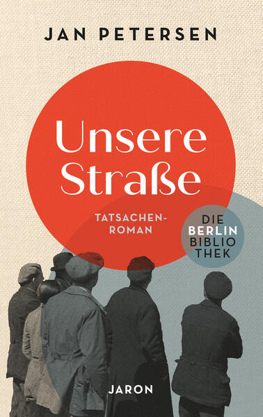 1933, kurz vor der Machteroberung der Nationalsozialisten: In Berlin demonstriert die Rote Front, malt Parolen auf Hauswände und verteilt Flugblätter. Mittendrin der angehende Schriftsteller Jan Petersen. Die Nazis übernehmen Berlin, doch der kommunistische Widerstand geht weiter - obwohl immer wieder Mitstreiter verschwinden, in Gefangenschaft gefoltert und ermordet werden. Alles, was in diesem Buch geschildert wird, ist genau so passiert - Jan Petersen hat es 1933/34 niedergeschrieben und das Manuskript unter Lebensgefahr ins Ausland geschmuggelt. 1938 erschien „Unsere Straße“ in London, erst 1947 in deutscher Sprache. Es gilt als das wichtigste Buch aus dem deutschen Widerstand gegen die Nationalsozialisten.