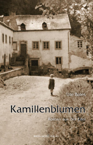 Kamillenblumen' erzählt die Geschichte der Hausiererin Traud, die - mit ihrer Mutter - im Frühjahr 1901 obdachlos wird. Eine Weile noch werden sie von Verwandten geduldet, bevor sie vollends auf die Straße geraten und keinen anderen Weg sehen, als sich auf den Höfen der Eifeldörfer als Wanderarbeiterinnen zu verdingen. Durch den zusätzlichen Verkauf von Kamille sichern sie sich eine karge Existenz. Als die Mutter stirbt, zieht Traud allein weiter. Der Roman beschreibt die endlose Wanderung der Traud, quer durch die Eifel, vor, während und nach den beiden Weltkriegen. Er erzählt von Hunger, Elend und Dreck, von Einsamkeit und Ausgrenzung. Aber auch von Schönheit, Würde und Größe. Und von der ungewöhnlichen Liebe zu Paul.