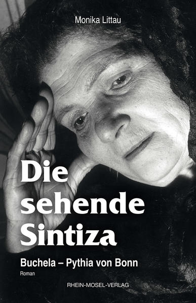 Oktober 1899. Mitten in der Natur wird ein Mädchen geboren. Die Eltern nennen es laut Taufurkunde Margarethe. Ihr Rufname aber ist Buchela, denn geboren wurde sie unter einer Buche. Die Buchela war eine Sintiza, war Fahrende und Sesshafte, war Hausiererin, Wahrsagerin, psychologische Beraterin. Im Nationalsozialismus wurde ihre Familie verfolgt, inhaftiert, deportiert und ermordet. Aber in der Nachkriegszeit machte ihre Vorhersage des Wahlsiegs von Konrad Adenauer Margarethe Goussanthier zur berühmten Persönlichkeit. Madame Buchela wurde zur Pythia von Bonn. Dieser Roman wurde erstmals 2012 unter dem Titel »Vom Sehen und Sagen« veröffentlicht.