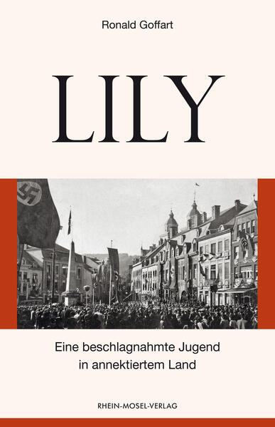 Ronald Goffart beschreibt in »Lily« das Leben seiner Großmutter und ihrer Familie als typisches Beispiel dafür, was die große Politik mit den kleinen Leuten macht, die nur ihr Leben leben wollen und von den Herrschaftswechseln wie ein Spielball hin- und hergeworfen werden. Lily leidet unter den Folgen eines Nationalismus, den wir heute in Europa hoffentlich überwunden haben. Malmedy kam durch den Wiener Kongress im Jahre 1815 zum Königreich Preußen. Die »Preußische Wallonie« war gut 100 Jahre lang frankophoner Landesteil Preußens. Nach dem Ersten Weltkrieg, in dem Deutschland das neutrale Belgien (und Luxemburg) überfallen hatte, regelten die Pariser Vorortverträge, dass Eupen-Malmedy Belgien zugeschlagen wurde. 20 Jahre später marschierte die deutsche Wehrmacht unter Hitler wiederum trotz deren Neutralität in Belgien, Luxemburg und den Niederlanden ein. Eupen-Malmedy wurde ans Deutsche Reich angegliedert. 1945 brach dann Deutschland zusammen und die Verhältnisse in Malmedy kehrten sich wieder um. Was bei all diesen Umwälzungen mit den Menschen geschah, wie sie sich jeweils anpassten oder auflehnten, wird meist wenig beachtet. Genau das aber steht in Goffarts berührender Biografie im Mittelpunkt.