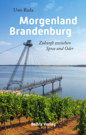 Uwe Rada führt uns in den Osten Brandenburgs. Auf seiner Spurensuche entdeckt er eine Region, in der die Zukunft bereits begonnen hat: Die Energiewende, der Umbau von Wald- und Landwirtschaft, die Entwicklung neuer Technologien prägen hier eine Entwicklung, die auch anderen Teilen Deutschlands bevorsteht. Dazu kommt der Strukturwandel in der Lausitz, eine riesige Chance, aber auch Herausforderung. Im Gespräch mit den Menschen, die zwischen Spree und Oder leben und arbeiten, erfährt er, dass das Morgen vielen noch Angst macht. Doch das Gestern kommt nicht wieder, und die Gegenwart geht auf unsicherem Grund.