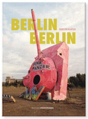 Berlin, die Metropole an der Spree, hat eine bewegte Geschichte zu erzählen: von preußischen Königen und monumentalen Plänen, vom Kalten Krieg und sozialistischen Utopien, von Zerstörung und Wiederaufbau. Für die Stadt und ihre besonderen Orte interessiert sich der Fotograf Thorsten Klapsch schon lange, denn bereits mit dem Mauerfall 1989 begann er seine fotografische Spurensuche. Sein Porträt Berlins ist ein anderes, als es die meisten Städte- und Architekturführer zeigen, denn sein neues Buch ist eine spannende Erkundung von mittlerweile verschwundenen, umgestalteten oder sanierten Bauten, Plätzen und Orten, die damals wie heute das Stadtbild prägen und von der Vergangenheit erzählen. Klapsch ist ein fotografischer Chronist, ein Beobachter von Details und Veränderungen mit einer unverwechselbaren Bildsprache. Vom nicht mehr existenten Grenzübergang Drewitz/Dreilinden über den Palast der Republik, den Zoo Palast vor seinem Umbau, das Sport- und Erholungszentrum SEZ bis hin zu Plattenbauten oder dem Staatsratsgebäude zeigt uns sein neues Buch einen individuellen und einzigartigen Blick auf eine Stadt zwischen Erinnerung und Wandel.