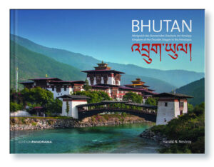 in Deutschland gestaltet, gedruckt und gebunden in Handarbeit. Dieser Bildband über das unabhängige Himalaja-Königreich Bhutan liegt nun in der vierten, neu bearbeiteten Auflage 2018 vor. Mit aktuellen Texten und Fotos von Harald N. Nestroy und einem Vorwort von Matthieu Ricard. Der Diplomat und Fotograf Nestroy bereist das Land seit 25 Jahren. Anlässlich dieser Reisen hat er einen reichen Fundus an Fotografien des vom Buddhismus geprägten Landes erstellt. Neben Bildern der großartigen und zudem noch weitgehend unberührten Himalaja-Natur und einmaligen Gebirgslandschaft, den weiten Tälern und kleinen Dörfern mit unterschiedlicher Bauweise der Bauernhöfe besticht dieser Bildband auch durch Aufnahmen von Klöstern, Tempeln, Meditationshäusern und Dzongs in ihrer traditioneller Architektur, aufgenommen in oft nahezu unzugänglichen Gebirgsgegenden. Der buddhistische Glaube der Bhutaner verwebt noch immer die alltägliche und die religiöse Lebenswelt, wie einzigartige Bilder von Mönchen, Chorten, Gebetsfahnen, Opferfeuern und heiligen Maskentänzen während traditioneller Feste belegen. Der Band enthält acht umfangreiche und informative Texte zu Geschichte und Kultur Bhutans, die dem Leser die politischen Entwicklungen und die Grundlagen der spirituell-religiösen Welt Bhutans nahe bringen.