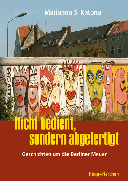 Die ungarisch-amerikanische Autorin erzählt von Erfahrungen, die sie in Berlin und an der deutsch-deutschen Grenze gesammelt hat. Ihre Schilderungen umspannen 27 der 28 Jahre, in denen die Berliner Mauer Ost und West trennte. Humorvoll beschreibt sie problematische Grenzüberquerungen, die sie mit ihrem deutschen Mann und ihren Kindern bei Verwandtenbesuchen und Ausflügen in die DDR sowie bei Transitreisen erlebte. Diese persönlichen Geschichten stehen stellvertretend für ähnliche Erfahrungen unzähliger anderer Menschen. Obwohl diese Vorkommnisse damals gang und gäbe waren, erscheinen sie heute mehr als surreal. Marianna S. Katona wurde in Ungarn geboren. Nach der Niederschlagung des Aufstandes 1956 floh sie mit ihren Eltern nach Österreich und gelangte durch ihren Onkel in die USA. Dort beendete sie die Oberschule und studierte danach Chemie und Mathematik an der University of Michigan. 1960 begegnete sie einem deutschen Wirtschaftswissenschaftler und Fulbright-Stipendiaten, den sie zwei Jahre später heiratete. Das Paar lebte abwechselnd in der Bundesrepublik und in den Vereinigten Staaten. Die beiden Töchter wurden in den USA geboren. Die Autorin promovierte im Fach Kristallographie und war anschließend am Institut für Kristallographie an der Freien Universität Berlin beschäftigt.