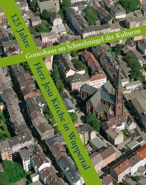 Wuppertal ist eine junge Stadt mit historischen Wurzeln. Viele Menschen sind im Laufe der Zeit hier zugewandert. Die katholische Herz-Jesu-Gemeinde zählt als Mitglieder Menschen aus 51 Nationen. Ganz unterschiedliche Kulturen treffen hier zusammen. Der "Patron" der Kirche Herz Jesu "sagt" im Eingangsbereich: "Mensch, du bist willkommen". Ein aufgeschlossener Nachbar lässt sich vom Glockenläuten rufen und beginnt seinen Rundgang in der Geschichte und dem Raum der Kirche. Dabei erschließt sich ihm nicht allein der Baustil, sondern auch die Einrichtung. Mancher Hintergrund öffnet sich und teilt die Einladung aus, näher zu kommen. Kirchen sind immer Orte, an denen Menschen mit Gott in Kontakt kommen. Ganz dichte Kontaktmomente entstehen dann, wenn wir von der Begegnung in den christlichen Sakramenten sprechen. Der Leser des Buches erfährt an den einzelnen Orten im Gebäude mehr über die Zusammenhänge zwischen dem Kirchengebäude und den kirchlichen Sakramenten und Bräuchen. Von Menschen und Geschichten wird er begleitet und erhält auch Einblick in die sonst verschlossenen Bereiche. Für offene Menschen bietet dieses Buch einen einladenden ersten Zugang zum Leben in einer katholischen Kirche. Dem langjährigen Mitglied der Gemeinde zeigt es alles Vertraute aus einer neuen Perspektive, dem Ehemaligen führt es nach der Renovierung (2005-2007) die Neugestaltung vor Augen. Im 19. Jahrhundert fasste die Theologie unter der Herz-Jesu-Verehrung alle Gedanken der Menschen auf Gott hin zusammen. Das Herz steht ja für das Gesamte-der Mensch, der sein Herz verschenkt, verschenkt sich ganz! So ist die 125 Jahre junge Kirche Herz Jesu in Wuppertal ein ganz nahes Angebot Gottes an alle Menschen.