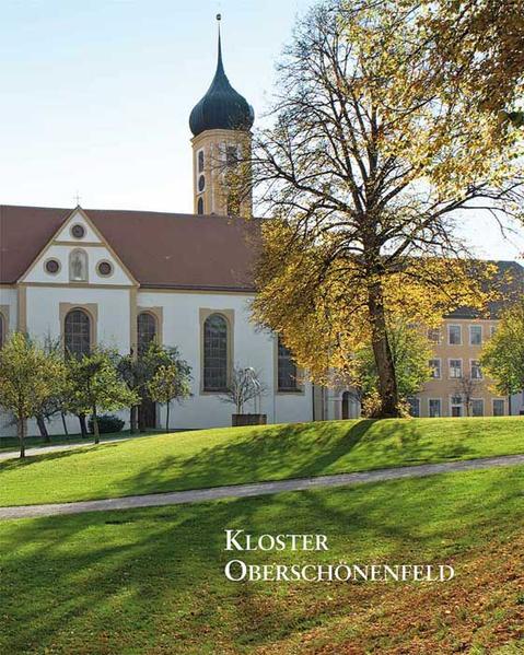 Oberschönenfeld ist das älteste Zisterzienserinnenkloster in Deutschland. Es besteht seit nunmehr 800 Jahren. Das Jubiläum gab Anlass zu einer prachtvoll ausgestatteten Festgabe. Ihre Gestaltung oblag Werner Schiedermair, der als Herausgeber verantwortlich zeichnet und mit zahlreichen Büchern über schwäbische Klöster erfolgreich hervorgetreten ist, und Philipp Graf von Schönborn, der als Fotokünstler großes internationales Ansehen genießt. Der erste Band präsentiert das Kloster in seinem Bestand über die Jahrhunderte hinweg. Es handelt sich bei ihm um die zweite Auflage des 1995 herausgegebenen, schon nach kurzer Zeit gänzlich vergriffenen Buches "Kloster Oberschönenfeld". Die Aufsätze zur Geschichte, zu den Klostergebäuden als Kunst- und Geschichtsdenkmäler sowie zur Darstellung des Lebens im Kloster wurden auf den neuesten Stand gebracht und behutsam mit einem Geleitwort der regierenden Äbtissin ergänzt. Hinzugefügt wurden außerdem zwei Beiträge, die der Entwicklung seit 1995 Rechnung tragen: "Oberschönenfeld erleben als Gast im Kloster" heißt der eine, "Das Schwäbische Volkskundemuseum Oberschönenfeld-Perspektiven für die Zukunft" der andere. Angereichert wurde dieser Band mit zahlreichen neuen, von Philipp Schönborn extra für dieses Buch angefertigten zusätzlichen Aufnahmen. Sie treten zu den vorhandenen Fotografien Wolf- Christian von der Mülbes hinzu und machen das Durchblättern des Werks allein schon dank der unterschiedlichen Sehweise und Aufnahmetechnik der beiden Künstler-Fotografen zu einem spannungsreichen Erlebnis. Erschlossen wird der erste Teil der Jubiläumsfestgabe durch detaillierteste Stichwortverzeichnisse, ein Namens-, ein Orts- und ein Sachverzeichnis.