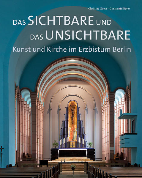 Kunstschätze in der Diaspora entdecken: Ein Blick in die katholischen Kirchen des Erzbistums Berlin im Nordosten Deutschlands lohnt sich. Trotz Reformation in der Mark Brandenburg findet man überraschend barocke Altarbilder, Großkirchen mit opulenten Ausstattungen, Kirchen, die den zeitgenössischen Expressionismus und das Bauhaus aufgreifen und hochrangige Sakralbauten der Nachkriegsmoderne. Die in diesem Band präsentierten Werke-von Antoine Pesne bis Friedrich Press, von Binz bis Luckenwalde, von Kyritz bis Schwedt an der Oder und Berlin im Zentrum-sind eine sachlich fundierte, persönliche Auswahl der Autorin, die seit über 20 Jahren als Kunstbeauftragte im Erzbistum Berlin tätig ist. Die Texte von Christine Goetz werden begleitet durch Neuaufnahmen des bekannten Weimarer Fotografen Constantin Beyer.