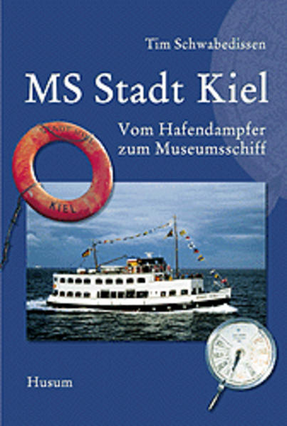 Wer die "Stadt Kiel" in diesen Tagen über die Kieler Förde schippern sieht, wird nichts erahnen von den unermüdlichen Einsatz vieler Menschen, die für diesen schönen Anblick ihre Kraft, ihren Idealismus ihre Träume und ihren Mut unter Beweis stellen mussten. Das Motorschiff kreuzte den Weg des Autors auf der Abschiedsfahrt zum ersten Mal, Jahre später stieß er unvermutet auf ein rostiges Häufchen Elend, zu dem der Veteran heruntergekommen war. Tim Schwabedissen sammelte über Jahre Eindrücke und Bilder des Hafendampfers und fand mit Werner von Unruh den Mann, der durch seine Aufzeichnungen den Start für die Zusammenfassung der Geschichte der einst so stolzen "Stadt Kiel" gab. In jedem Winkel des Schiffes scheint eine Geschichte zu stecken, so kam es Schwabedissen nach der intensiven Recherche vor. Er hat diese Geschichten in diesem Buch wieder aufleben lassen. MS Stadt Kiel" - ein Schiff mit vielen Leben: Fördedampfer, Wohnschiff für Marianne Bachmeier, ein kurzer Traum von Tauchschiff und schließlich das Comeback einer alten Dame, mitreißend und geradezu fesselnd erzählt.