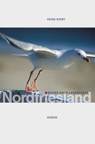 Nordfriesland - das Land im Licht des Nordens - ist von eigenartigem Charakter und widersprüchlichem Reiz. Rau und spröde und kalt im Winter, wild, mit wolkentobendem Himmel im Frühjahr, warm in den Farben im späten Herbst, sonnendurchflutet und weich im Sommer, mit einer Klarheit des Lichts, die dieses Land unverwechselbar macht: Sonne, die sich im Sand der Dünen fängt, im seichten Wasser der Muschelbänke, im offenen Meer vor den Inseln und Halligen. Das Licht und der Wind sind die typischen Kinder dieses Landes, in dessen reizvollem Wechsel von Licht und Struktur sich auch die "Bilder einer Landschaft" finden, mit der Kamera eingefangen von Heiko Evert. Die Landschaft und ihre Stimmungen aus der ganz eigenen Sichtweise des Fotografen, von der Stille in der bäuerlichen Landschaft kurz vor Sonnenaufgang bis zum aufgewühlten Wattenmeer bei Sturmflut, zeigen die großformatigen Fotos.