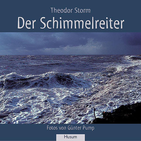 Geschichte und Landschaft Nordfrieslands haben zahlreiche Anregungen für die Entstehung der vielleicht bekanntesten Novelle Theodor Storms geliefert, viele Schauplätze seiner Heimat finden sich daher im "Schimmelreiter" wieder. Die Landschaft und die Auseinandersetzung des Menschen mit den Naturgewalten - mit der Macht des Windes und dem tosenden, entfesselten Meer bei Sturmflut - spielen in diesem Werk eine große Rolle. Mit eben diesen Schönheiten und Gefahren der nordfriesischen Natur setzt sich auch der Fotograf Günter Pump auseinander. Ihn fasziniert das wilde Spiel der Elemente ebenso wie das Geheimnisvolle, Rätselhafte und märchenhaft Romantische einer stillen Landschaft, in der Lichteffekte besonders zum Tragen kommen. Es ist ihm meisterhaft gelungen, das Charakteristische der nordfriesischen Landschaft und ihrer Menschen, wie Storm es in seinem Text beschreibt, in beeindruckenden Fotos einzufangen.