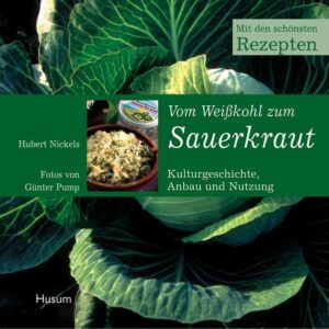 Sauerkraut ist die bekannteste und beliebteste Konservierungsform des Weißkohls. Es ist seit Jahrhunderten als vorzügliches Nähr- und Heilmittel bekannt und bewährt. Früher war es aufgrund seines hohen Vitamingehaltes das wichtigste Hilfsmittel der Seefahrer im Kampf gegen den Skorbut. Sanft konserviert und schonend zubereitet ist es eine Köstlichkeit, die in ganz Deutschland geschätzt und nach vielen regional unterschiedlichen Rezepten zubereitet wird. Hubert Nickels, Krautmeister in Dithmarschen, gibt einen umfassenden Einblick in die Geschichte des Weißkohlanbaus und die Verarbeitung zu Sauerkraut. Er erläutert die einzelnen Arbeitsschritte bei der Herstellung und die Vergärungsprozesse, die dafür sorgen, dass das Kraut „sauer“ und haltbar wird. Eine Beschreibung der vielfältigen Anwendungsmöglichkeiten des Sauerkrauts in der Küche und in der Naturheilkunde schließt den allgemeinen Teil ab. In einem Rezeptteil sind die schönsten Sauerkrautgerichte versammelt, von frischen Salaten und Rohkost wie Fitnesskrautsalat über regionale Spezialitäten wie Gebratenes Sauerkraut mit Nürnberger Rostbratwürstchen, Berliner Sauerkrautpuffer und Thüringer Sauerkrautsuppe bis zu deftigen Klassikern wie Rippchen mit Kraut - jedes Rezept appetitanregend fotografi ert von Günter Pump.