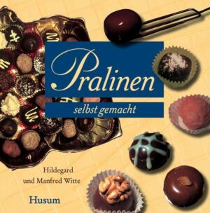 Wer gern kocht und backt, wird feststellen, dass es bei der richtigen Auswahl von Rezepten weder schwierig noch zeitaufwendig ist, Pralinen selbst herzustellen. Darüber hinaus ist die selbstgemachte Pralinen-Mischung, noch dazu in handgefertigter Verpackung, als Geschenk etwas ganz Besonderes und kommt immer gut an. Hildegard und Manfred Witte erleichtern den Einstieg in die Kunst der Pralinenherstellung, indem sie aus ihrem reichen Fundus an Rezepten die schönsten ausgewählt haben. Dazu gehören bekannte und berühmte Rezepte wie das Königsberger Marzipan, Nougat und Fudge ebenso wie Krokant-, Schokolade-, Ingwer- und Pfefferminzpralinen, Tiramisu-Trüffel und zahlreiche eigene Rezept-Variationen der Autoren. Anfänger und Könner werden in diesem Büchlein gleichermaßen fündig werden, und auch an möglichen Geschmacksrichtungen ist für jede Naschkatze etwas dabei. Wie man bei der Pralinenherstellung fachgerecht vorgeht, wird in diesem Band ausführlich erklärt. Angefangen von den Grundlagen und den benötigten Arbeitsgeräten über die Vorbereitung und Herstellung bis hin zu Tipps für die passende, ebenfalls selbst gemachte Verpackung. Brillante Detail-Fotos machen nicht nur Lust, gleich selbst zur Tat zu schreiten, sondern geben auch einen Anhaltspunkt dafür, wie das fertige Naschwerk aussehen soll.