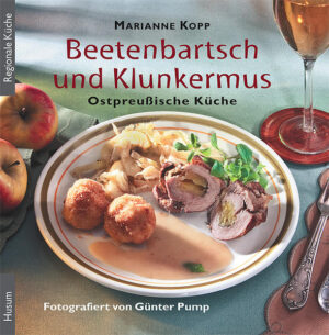 Königsberger Klopse und Königsberger Marzipan sind heute Allgemeingut der deutschen Küche und überall bekannt und beliebt. Die Küche des alten Ostpreußens hat jedoch an kulturhistorischen Schätzen noch weit mehr zu bieten, was eine Wiederentdeckung lohnt. Ob Beetenbartsch, Schedderstroh oder Klunkermus, Kakalinski oder Glumskeilchen - verwendet wurde vor allem, was die heimische Landwirtschaft hergab. Süß oder herzhaft, gehaltvoll und sättigend, in dem rauen Klima Ostpreußens brauchte man kräftiges Essen. Bewährte, überlieferte Familienrezepte, bereichert um mancherlei Zitate und Hintergründe zu den Gerichten und Zutaten, sind in diesem Kochbüchlein zusammengetragen und mit appetitanregenden Bildern von Günter Pump illustriert.