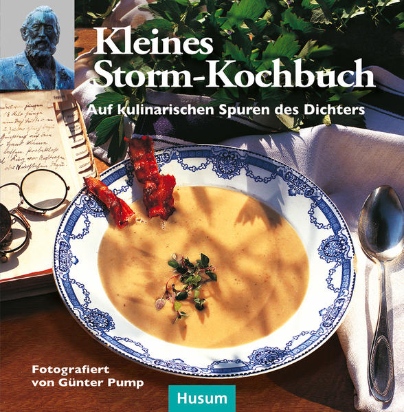 Kleines Storm-Kochbuch. Auf kulinarischen Spuren des Dichters Theodor Storm (1817-1888) war ein scharfer Beobachter seines Umfeldes und damit ein lebendiger Zeuge seiner Epoche. So hat er uns auch einmalige Kenntnisse über die landestypische Küche seiner Zeit übermittelt. Er nimmt uns mit in die großbürgerlichen Küchen, schwärmt von Birnen mit Klößen, lässt Feuerbohnen an Schnüren trocknen und auf dem Dachboden leise im Sommerwind rascheln, Spargel in Blechdosen einlöten und Himbeeressig oder Pflaumenmarmelade zubereiten. Wie ein roter, nahrhafter Faden durchzieht der Duft nach Roastbeef, Kalbsbraten, Karpfen, Pförtchen und braunen Kuchen seine Prosaarbeiten und seine unzähligen Briefe. Über 40 Rezepte aus dieser Zeit laden zum Nachkochen ein und lassen Theodor Storms Welt im Schleswig-Holstein des 19. Jahrhunderts kulinarisch wieder aufleben. Inhaltsverzeichnis: Ein Freund von gutem Essen und Trinken · Birnen und Teig · Bohnen und Porree · Bratäpfel · Braune Kuchen · Buchweizenpfannkuchen · Bunte Gemüsesuppe · Dorschfilet mit Senfsauce · Eierkuchen · Eiermilch nach altem Rezept · Entenbrust auf Apfelkraut · Erbsensuppe · Erdbeersalat · Fliederbeersuppe · Futtjes · Gänsebraten · Gänsekeule · Hagebuttensuppe · Hasenkeulen in Rotweinsauce · Husumer Nachmittag · Karpfen blau · Kartoffelsuppe mit Steinpilzen · Kieler Sprotten mit Rührei · Krabbensuppe nach Husumer Art · Lammkoteletts mit Möhrensauce · Makrelen auf Gemüse · Möhreneintopf · Pellkartoffeln mit Kräuterquark · Pflaumensuppe · Putenkeule auf Wirsinggemüse · Rehsteaks mit Hagebuttensauce · Reis mit Himbeersauce · Rhabarberkuchen · Rindfleischsuppe · Rote Grütze · Rumgrog · Sauerampfersuppe · Schweinebraten · Speckscholle · Weinsuppe · Weißer Mehlbeutel · Wildschweinbraten