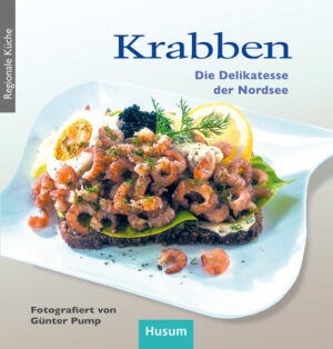 Krabben – auch Nordsee-Garnelen, „Poorn“ oder „Porren“, „Kraut“ oder „Granat“ genannt – gehören zu den bekanntesten Delikatessen der Nordsee. In welchen vielseitigen kulinarischen Variationen diese Nordsee-Köstlichkeit zubereitet werden kann zeigt dieser reich bebilderte und appetitanregende Rezeptband von Günter Pump. Ob als Hauptbestandteil eines Rezeptes oder als Zutat, die einem Gericht das i-Tüpfelchen aufsetzt – die hier gesammelten Krabbenrezepte beweisen, dass der Fantasie in der Küche keine Grenzen gesetzt sind. Die abwechslungsreiche Auswahl bietet Ideen für jede Gelegenheit, bei der Krabben nicht fehlen dürfen, egal ob Frühstück, Abendessen oder als Häppchen für Zwischendurch. Natürlich finden sich hier auch regionale Rezepte wie etwa die Büsumer Krabbensuppe oder der Dithmarscher Krautsalat und das Krabbenbrötchen als Klassiker schlechthin. Die über 40 Rezeptideen inspirieren immer aufs Neue dazu, den eigenen Gaumen und den seiner Gäste mit verschiedenen Krabbenspeisen zu verwöhnen.