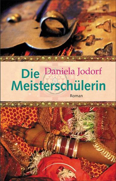 Leben als geistige Schulung. Als die junge Inderin Amrita ihr Kunststudium in London beendet hat und nach Delhi zurückkehrt, sollen die üblichen Schritte folgen: Ehe, Kinder, Haushalt. Doch Amrita sehnt sich nach Selbsterkenntnis und Wahrheit. Beide wird sie im Laufes des Buches gewinnen und wir mit ihr. Als Amrita ihre Meisterin die weise tantrische Lehrerin Amma findet, wird ihr gesamtes Leben zu einer geistigen Schulung. Ihre Liebe zu Gopal, dem Mann ihrer Schwester, den sie schon aus vergangenen Leben kennt und ihre Bereitschaft, alte karmischen Verstrickungen zu lösen, verweben sich zu einer spannenden Geschichte, die gleichzeitig eine Lektion in den Prinzipien des Tantra ist. Eine junge Inderin auf der Suche nach Wahrheit und Selbsterkenntnis verwoben in eine spannende und wunderbar zu lesende Geschichte.