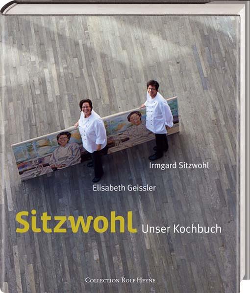 Ihre Sinne werden sich freuen Sitzwohl - nomen est omen! Egal ob auf der Terrasse vor dem Lokal, an der Bar, in der Lounge oder im ersten Stock im Restaurant, dieser ruhige Ort entschleunigt und lädt ein, sich einzulassen auf besondere Geschmackserlebnisse. Aus jeder Hektik herausgelöst, wohlsitzend und wohlfühlend, präsentiert sich eine abwechslungsreiche Küche, die nicht ihre lokale Herkunft leugnet, zugleich aber auch mit überregionalen und internationalen Anmerkungen verzaubert: modern, schnörkellos und verlässlich. Bereits im Wiener Novelli überzeugte Irmgard Sitzwohl mit ihren toskanischen Aromen, Nudelteigen und Risotti. Sie hegt eine offensive Liebe zu Geflügel wie Wachtel oder Zitronenhendl, aber auch zu feinen Innereien, sowie zu Schmorfleisch in starken Säften. Mittlerweile neigt sie sich — seit zwei Jahrzehnten unterstützt von ihrer kongenialen Partnerin Elisabeth Geisler — auch gelegentlich in die spanische Richtung oder bringt eine Prise Asia ein: Irmgard Sitzwohl und Elisabeth Geisler haben sich auf eine wunderbar zeitgemäße Küche konzentriert, ihre Kochkunst feiert das Mediterrane und spielt virtuos mitunter ins Asiatische hinein. In ihrem ersten Kochbuch präsentieren Irmgard Sitzwohl und Elisabeth Geisler ca. 80 puristische, ehrliche, leichte und hocharomatische Gerichte.