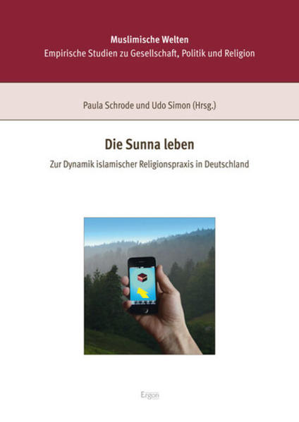 Die religiöse Praxis von Muslimen in Deutschland wurde bisher vornehmlich dort thematisiert, wo sie plakativ sichtbar wird und den Stoff für symbolische Konflikte mit der Mehrheitsgesellschaft liefert. Während so der Islam in Deutschland gleichsam selbstverständlich in alle Debatten zu gesellschaftlichen Spannungen im Zuge von Migration miteinbezogen wird, steht er noch zu selten als Glaube und religiöse Praxis im Mittelpunkt. Diese Praxis stellt ein Handlungssystem dar, durch das sich der Einzelne ganz konkret zum Mitglied einer Gemeinschaft macht. Dabei basieren Ritual und Performanz nicht allein auf normativen religiösen Skripten, sondern sind stets im Kontext gesellschaftlicher und individueller Handlungsspielräume zu verstehen, in deren Rahmen religiöse Praxis immer wieder verhandelt, neu reflektiert und religiöses Wissen produziert wird. Die Auffächerung innerislamischer Diskurse über Kontinuität und Wandel in ihrer Wechselwirkung mit Migration und transnationalen Netzwerken sowie Diskursen der säkularen Mehrheitsgesellschaft macht die Dynamik eines religiösen Feldes aus, auf das dieser Band ein Schlaglicht zu werfen hofft.