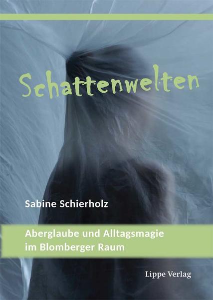 „Beiglaube“ nannten die alten Lipper ihren Glauben an die Schattenwelten, aus denen Goldfeuer, Weiße Frauen und Uphucker kamen und aus denen Kundige Gutes und Böses mit Magie herbei beschwören konnten. Für Menschen mit „der Gabe“ war Geheimhaltung ihrer Methoden oberstes Gebot! Durch Verrat verloren Zauberund Segenssprüche ihre Wirkung und gerieten Frauen, wenn sie als Hexen angezeigt wurden, in tödliche Gefahr. So ist nur wenig von den abergläubischen Vorstellungen überliefert, die früher den Lippern im Blomberger Raum die Welt ein bisschen verständlicher machten. Nur wenig ist erhalten von den Sprüchen, Amuletten und geheimen Zeichen, mit denen sie glaubten, das Schicksal beeinflussen zu können und womit sie hofften, Krankheiten, Unglück und Armut aus ihrem Leben verbannen zu können. Und heute? Wo gibt es ihn noch, den alten Beiglauben? Brauchen wir ihn noch in unserer Lebenswelt? Und woran glauben wir?