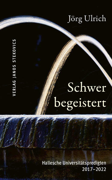 Als Universitätsprediger der Martin-Luther-Universität Halle-Wittenberg spricht Professor Jörg Ulrich seit zwanzig Jahren zu jungen und jung gebliebenen Menschen. Seine Predigten und Kasualansprachen wollen ermutigen, Zusammenhänge verdeutlichen, Brücken schlagen, Erkenntnisse befördern. Und sie wollen im besten Sinne auch unterhalten. Sie verhelfen durch oft ungewohnte Deutungen biblischer Texte zu einem tieferen Verständnis unserer Gegenwart. Sie spenden Zuspruch, wecken Daseinslust, geben Kraft und schärfen den Blick für kleine Gesten und Alltägliches. Im vierten Band seiner Universitätspredigten geht es um „schwere Begeisterung“, also um ein Leben im Geiste Gottes, das gleichermaßen großartig ist wie nicht leicht zu erlangen. „Lassen Sie uns hinsehen und dem nachspüren, was Gottes Geist so alles mit uns anstellen kann“, lädt Jörg Ulrich ein. Dabei ermuntern seine Predigten-gern auch mit hintergründigem Humor-zum Dialog gegensätzlicher Stimmen. „Machen wir uns nichts vor: Der Mensch ist zu allem fähig, gerade auch der begeisterte Mensch. Und deshalb ist es unerlässlich und deshalb helfe uns der Heilige Geist dazu, nachzuprüfen, ob das, was wir tun, wirklich dem Willen Gottes entspricht, wirklich dem Leben dient, wirklich förderlich ist. Nachprüfen: Auch das ist übrigens etwas, was man an einer Universität wunderbar lernen und einüben kann.“