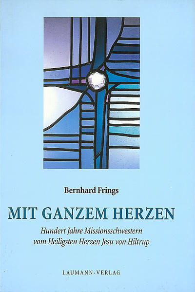 Im 20. Jahrhundert banden sich weltweit über 3100 Frauen durch die Ablegung der ersten Gelübde an die Gemeinschaft der MSC-Schwestern (Missionsschwestern vom Heiligsten Herzen Jesu, MSC = Missionariae Sacratissimi Cordis). Bei der Begründung dieses Schrittes haben sich im Lauf der Zeit die Schwerpunkte und Ziele gewandelt. Dennoch folgten alle Schwestern dem Gefühl ihrer Berufung zu einem gottgeweihten Leben, das sie mit dem missionarischen Dienst in der Welt verbinden wollten. Indem sie sich einer apostolisch-tätigen Kongregation anschlossen, wählten sie eine Form des Ordenslebens, die ihnen erst seit dem 19. Jahrhundert wirklich offen stand. Denn bis dahin waren Ordensfrauen in der Regel durch kirchenrechtliche Bestimmungen angehalten, ihr Leben ausschließlich in einer Klausur zu verbringen. Kurze Darstellungen der klösterlichen Tradition und der Herz-Jesu-Verehrung sowie der Spiritualität und des Auftrages der MSC-Schwestern bis zum ausgehenden 19. Jahrhundert bilden den Einstieg dieser interessanten Missionsdokumentation. Darin eingeschlossen sind auch eine knappe Biografie von Pater Hubert Linckens, der die Schwesterngemeinschaft ins Leben rief, und die Beschreibung der Herz-Jesu-Mission in der Südsee. Breiten Raum nimmt dann die Gründungsphase der Gemeinschaft ein, die mit der Ernennung der ersten Generaloberin aus den eigenen Reihen endet. Es schließt sich ein Zeitraum von 20 Jahren an, den Wachstum, aber auch zum Teil ernste Krisen prägten. Vor allem der Erste Weltkrieg und seine Folgen stellten eine große Beeinträchtigung für das Wirken der Schwestern dar. Ende der 20er Jahre begann die Blütezeit der Gemeinschaft, die bis zum Ausbruch des Zweiten Weltkrieges anhielt. MSC-Schwestern konnten auf allen Erdteilen aktiv werden. Allerdings sahen sich die Schwestern in Deutschland seit der Machtergreifung der Nationalsozialisten einem Regime gegenüber, das aus ideologischen Gründen die katholische Kirche bekämpfte. Schon früh ging man dabei auch mit gezielten Aktionen gegen Ordensgemeinschaften vor. Der Zweite Weltkrieg und die ersten Nachkriegsjahre stellten die MSC-Schwestern vor schwere Bewährungsproben. In den folgenden Jahren des Neuanfangs zeigte sich, dass die Gemeinschaft nach diesen Erfahrungen und in Anbetracht der sich wandelnden Welt einer neuen Weichenstellung bedurfte. Die vom Konzil geforderte zeitgemäße Erneuerung des Ordenslebens bestimmte für fast zwei Jahrzehnte auch das Gemeinschaftsleben und die Apostolatsaufgaben der MSC-Schwestern. Die vielen neuen Ansätze mussten in einem möglichst breiten Dialog der noch zahlreicher gewordenen Ordensprovinzen zusammengefasst werden. Am Ende der Dokumentation befindet sich ein Anhangsteil mit Auflistungen der Generalt-, Provinz- und Distriktoberinnen sowie Statistiken zu den Mitgliederzahlen. Schließlich ermöglicht eine umfassende bebilderte Zeitleiste, die die Entwicklung der Gemeinschaft in die Kirchen- und in die Weltgeschichte einbettet, dem Leser einen schnellen und anschaulichen Überblick.