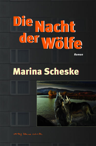 Das 40.000-Seelen-Städtchen östlich von Berlin beherbergt sympathische Protagonisten wie Patrick Karsunke, der hier mit Vater und Oma wohnt und unbedingt eine Lehre als Tierpfleger machen will. Oder die ehemalige Bibliothekarin, die in privater Aktion den Buchbestand rettet, als die Stadt die Bücherei aus Geldmangel schließen muss. Oder schräge Typen, biedere Familien, Desillusionierte, aber auch Hoffnungsfrohe, Zugezogene, Malocher. Und ewig gestrige SED-Genossen, Rechte, Rassisten. Als sich 2015 ein wachsender Riss durch die Gesellschaft zieht, entsteht eine kulturelle und soziale Kluft. Menschen zwischen Plattenbau und Datsche, an denen vorbeiregiert wird. Aufrechte Menschen, die aus einem anderen Deutschland kommen, aber versuchen ihr Leben im Hier und Jetzt zu leben, ohne sich dabei allzu sehr zu verbiegen. Aber eben auch einige Menschen, die sich vergessen fühlen, anfällig sind für Hass und Hetze, Fremdenfeinlichkeit und Rassismus. Ein Roman über eine Plattenbausiedlung und ihre unterschiedlichen Bewohner, und zugleich eine literarische Analyse der Ursachen für aktuelle gesellschaftliche Veränderungen. Beide Ansätze sind gekonnt miteinander verknüpft und bieten dank des oftmals ironischen Untertons gelungene Unterhaltung.