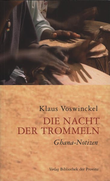 "Jetzt, während ich das schreibe, ist dieses Gefühl von Erwartung wieder da, dieses untergründige Herzklopfen, das im Körper zu spüren ist, aber doch in Wirklichkeit aus sehr weiter Ferne kommt. Ein Rhythmus von Trommeln, ein Summen in der Luft." Klaus Voswinckel taucht in die Welt der ghanaischen Trommeln ein, in die Welt der Queenmothers, der Sargschreiner, Fufustampfer und Fetischpriester, und er ist dabei immer wieder anders dem Zusammenhang von Rhythmus und Leben auf der Spur. Im Mittelpunkt steht die Begegnung mit dem Divine Drummer Ghanaba, dem ranghöchsten Trommler von Ghana. Mit ihm und von ihm her kommen die westlichen Vorurteile ins Wanken.