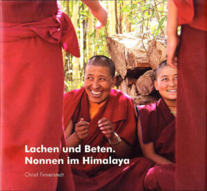 Bhuti, Dölma, Sonam, Dölka und weitere 25 buddhistische Nonnen im Alter zwischen 8-50 Jahren leben in Yangchen Chöling, einem Kloster im nordindischen Himalaya auf über 3.900 Metern Höhe. Das Kloster in Spiti, am Dach der Welt, hat regen Zulauf. Die Mädchen haben es hier leichter als in ihren Bergbauernfamilien und sie kommen, um eine bessere Ausbildung zu erhalten als in den Schulen ihrer Dörfer. Christl Finkenstedt hat die "kleinen und großen" Nonnen in Yangchen Chöling besucht und bei ihnen gelebt. Sie beschreibt Geschichte und Gegenwart der buddhistischen Frauenklöster und den Alltag der Nonnen. Sie gibt auf engagierte und einfühlsame Weise Einblick in eine wenig bekannte Lebenswelt aus einer der höchsten bewohnten Gegenden dieser Erde.