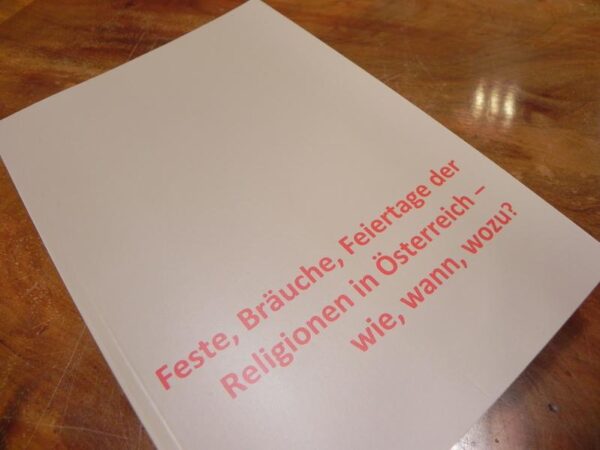 Das ideale Handbuch für Schule, Beruf und Freizeit. Einfache Erklärungen, immer griffbereit -Gesetzliche Feiertage in Österreich -Landespatrone-Feste und Bräuche -Namenstags- und Heiligenkalender r.k. -Die Feste jener 14 Religionen, die am häufigsten in der Bevölkerung vertreten sind -Feste der "Weltreligionen" -Die Geleitworte der jeweiligen Vorstände der Religionen und Glaubensgemeinschaften