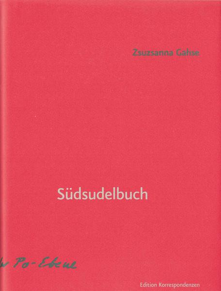 'Alle sind unterwegs', sagt die Erzählerin in Zsuzsanna Gahses zweiteiligem Sudelbuch, und diese Erzählerin ist mitunter selbst unterwegs, z.?B. in Spanien auf den Spuren des legendären Großvaters Endre, der als Barpianist in Granada gelebt haben soll, oder mit Horaz im Valsertal. Die leidenschaftliche 'Reisephilosophin' zeigt die krassen Unterschiede zwischen Flüchtlingen und Urlaubern, zwischen Landlosen und Geschäftsreisenden, und im Hintergrund spielen die Alpen mit, der Süden leuchtet auf, Iberien, die Po-Ebene und das Karpatenbecken. Im zweiten Teil des Südsudelbuches beschleunigt sich die Erzählweise, aber von Anfang an schaut sich die Icherzählerin zusammen mit Tokoll, dem Fotografen, nach Gangarten um, nach Fingersprachen, Mundarbeiten und Sprechweisen der Leute in unterschiedlichen Landschaften. Unterbrochen wird das europäische Schweifen und Schlingern ab und an durch einzelne Sudelsagas, die sich wie Dellen und Kuhlen ausnehmen. Erzähllust, präzises Beobachten und Sprachwitz treffen hier mit Gahses Kunst des scheinbar Hingeworfenen und des gekonnten Auslassens zusammen und fügen sich zu einem wunderbar lakonischen, welthaltigen Buch.