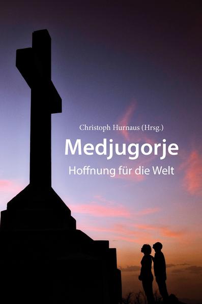 40 Jahre dauern die außergewöhnlichen Ereignisse in Medjugorje nun schon an. Vier Jahrzehnte, in denen der Himmel tagtäglich die Erde berührt und ein neues Kapitel der Apostelgeschichte schreibt. Medjugorje stellt heute die größte Hoffnung für eine Welt dar, die im Krisenmodus gefangen scheint. Dieses Mediationsbuch verbindet wunderschöne Aufnahmen mit Texten von Menschen, die Zeugnis über diesen Ort der Hoffnung geben. Mit Zeugnissen der Seherinnen Marija und Mirjana, des Sehers Ivan, Pater Tomislav Pervan, Mutter Teresa, Schwester Elvira Petrozzi, Peter Seewald, Roberto Mancini sowie bekannten Kirchenmännern wie Kardinal Schönborn und Erzbischof Henryk Hoser.